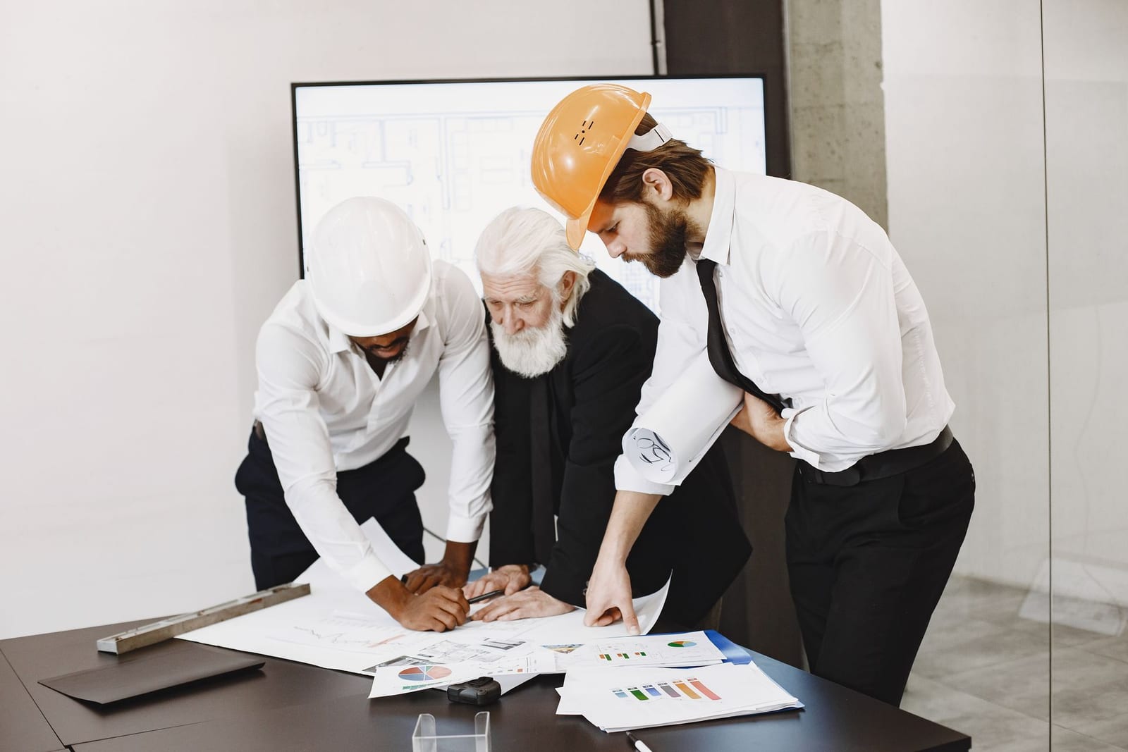 Das REDXGRID-Team bespricht gemeinsam Pläne im Büro in Linz